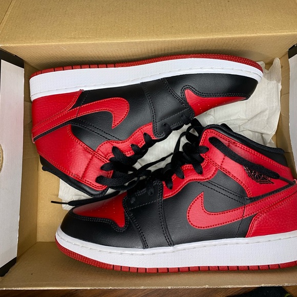 AIR JORDAN 1 MID GS 'Banned' - Picture 4 of 6